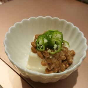 オクラと納豆おかかポン酢和え豆腐のせ